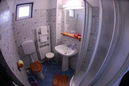 Sugo Panzio Madarasi Hargita Otel Izvoare  Oda fotoğraf